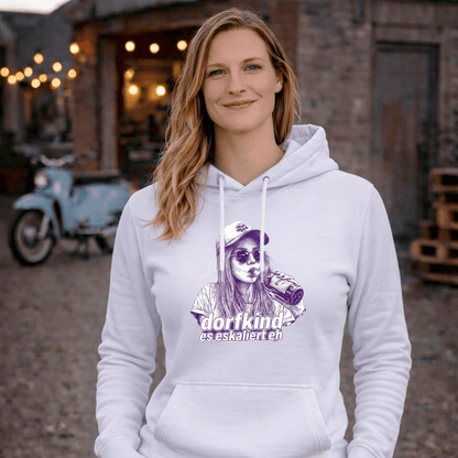 Mädels Hoodie Softstyle®. Dorfkind – es eskaliert eh.
