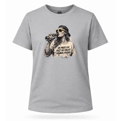 Mädels T-Shirt. Da muss ich erst ne Nacht drüber feiern.