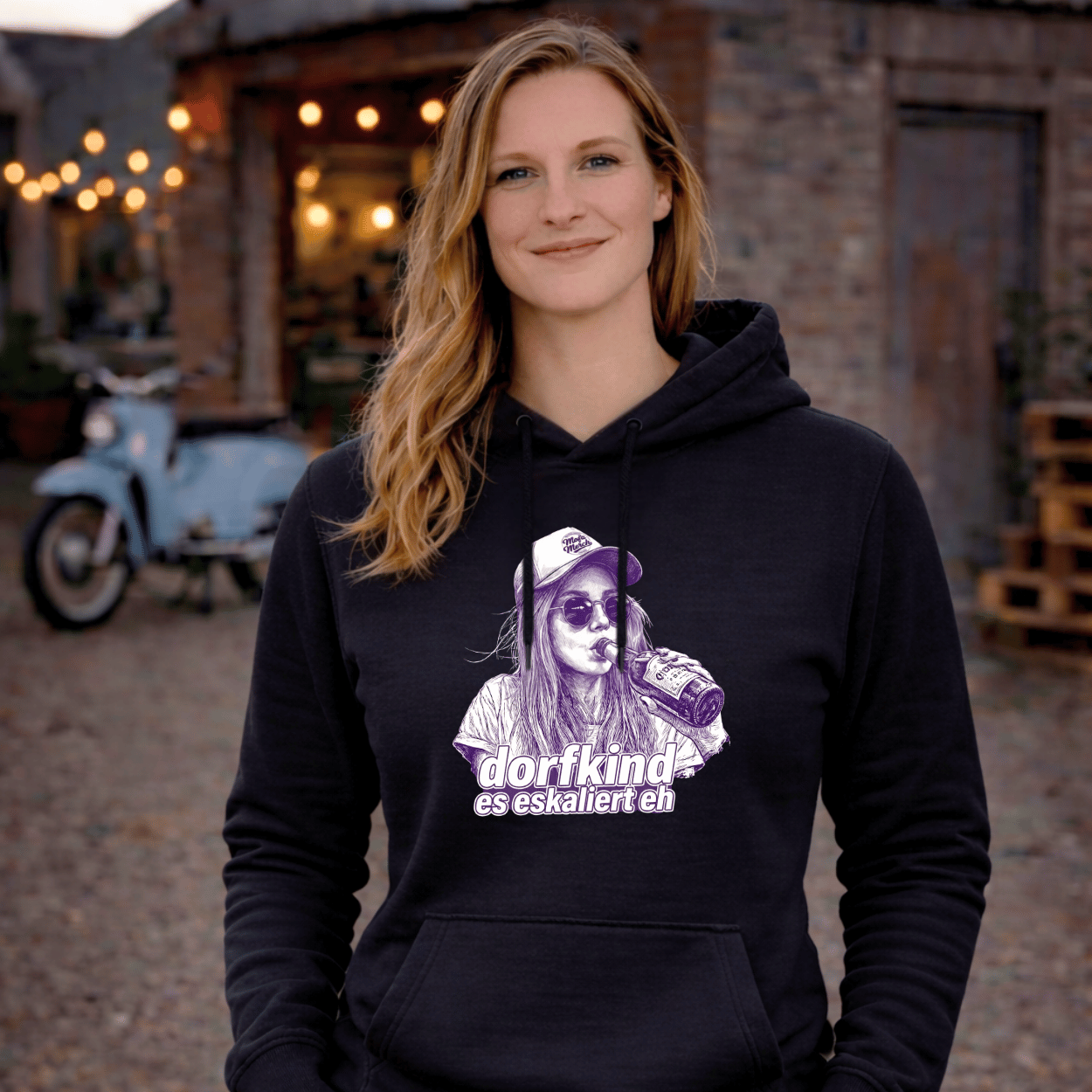 Mädels Hoodie Softstyle®. Dorfkind – es eskaliert eh.