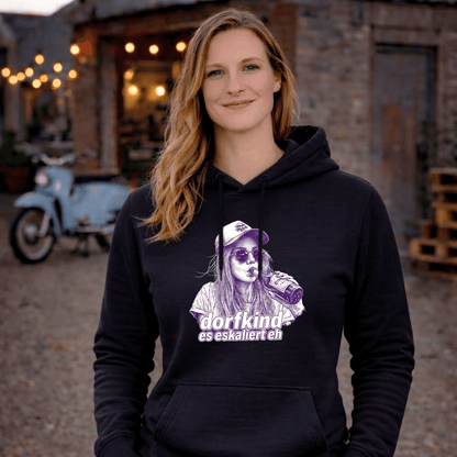 Mädels Hoodie Softstyle®. Dorfkind – es eskaliert eh.