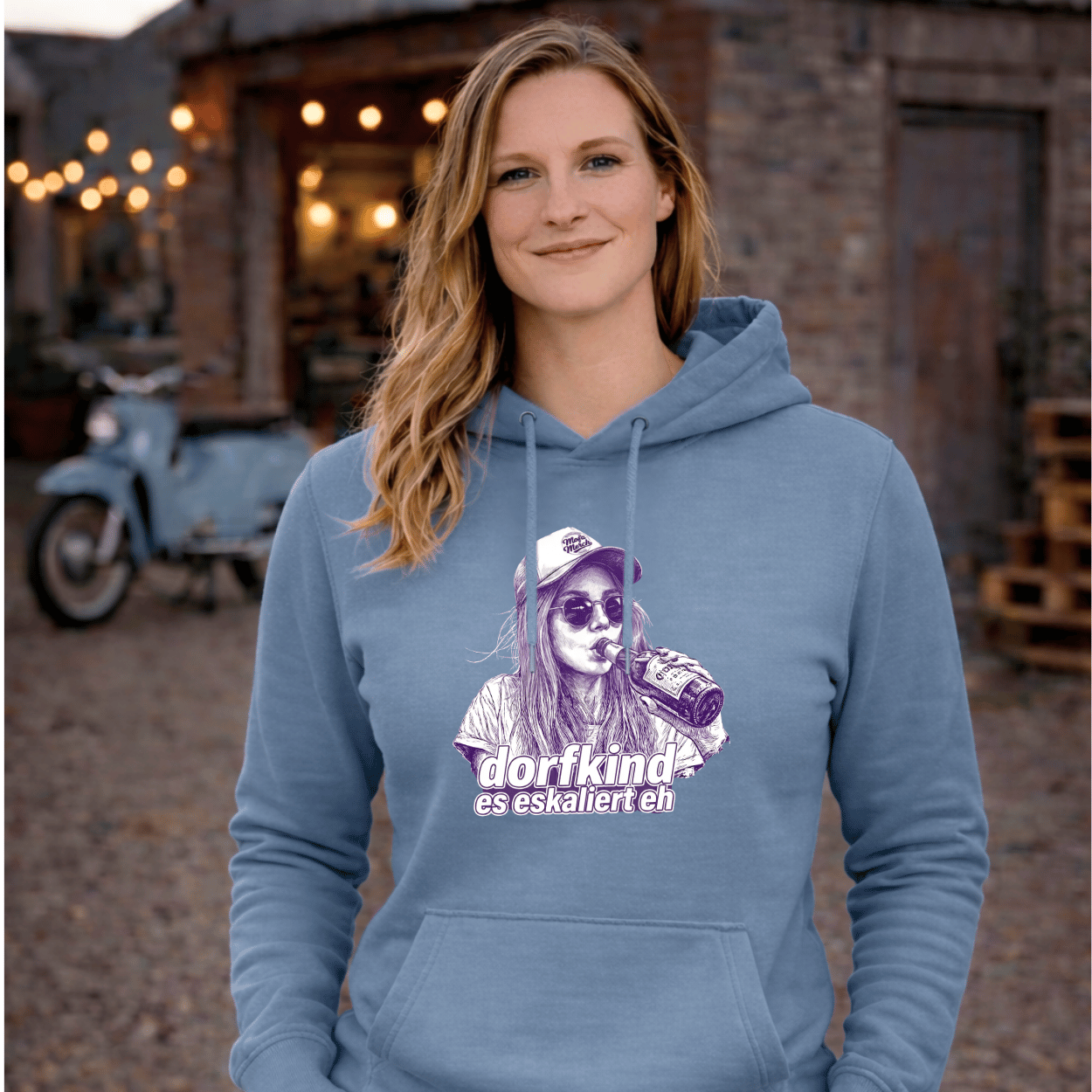 Mädels Hoodie Softstyle®. Dorfkind – es eskaliert eh.