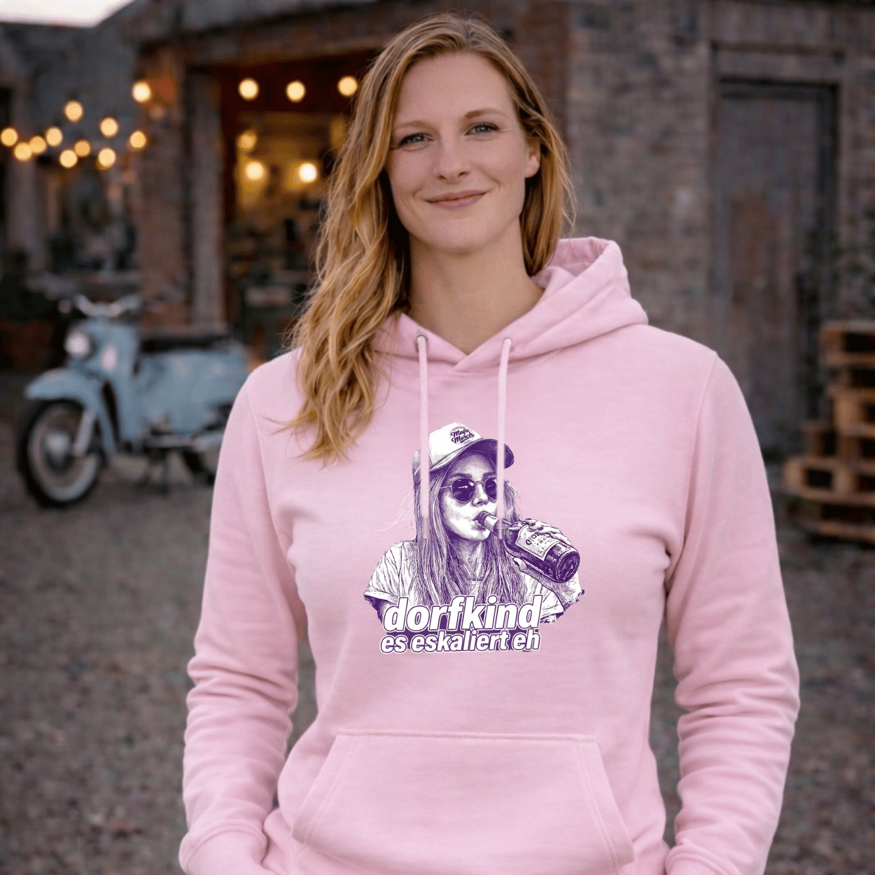 Mädels Hoodie Softstyle®. Dorfkind – es eskaliert eh.