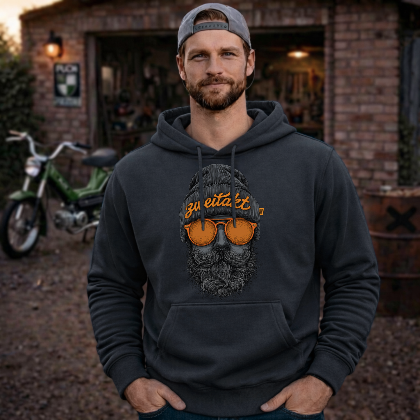 Hoodie Softstyle®. Zweitakt Nomaden – Der Vagabund.