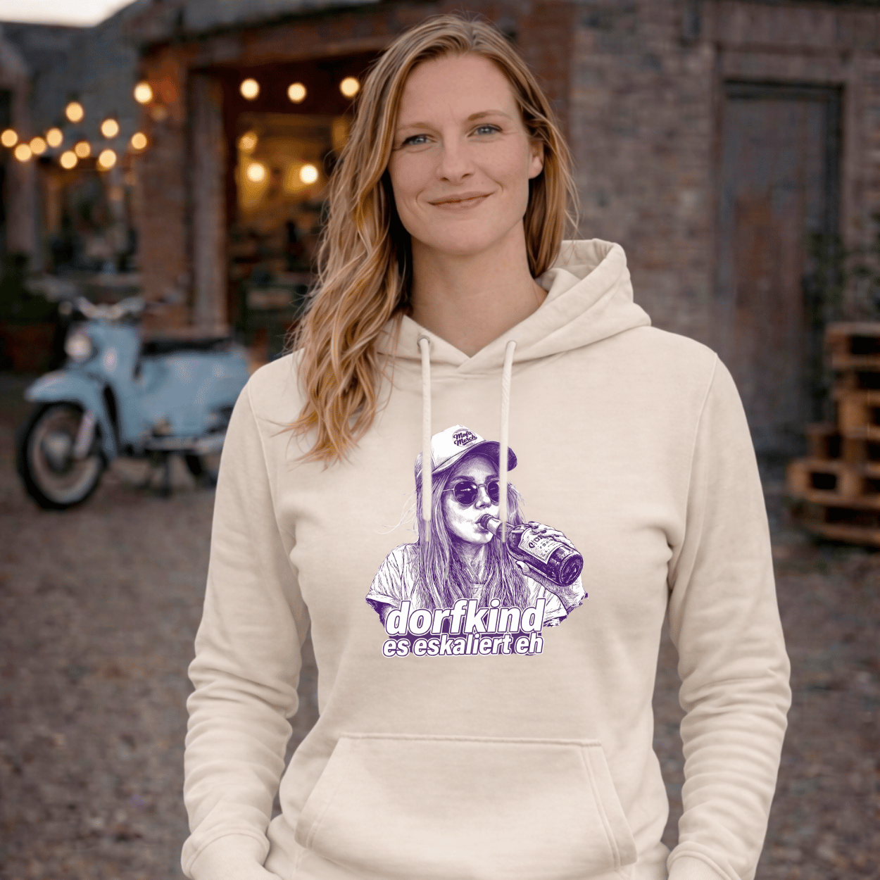 Mädels Hoodie Softstyle®. Dorfkind – es eskaliert eh.